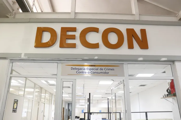 A ação é realizada pelos agentes da Delegacia do Consumidor (Decon)