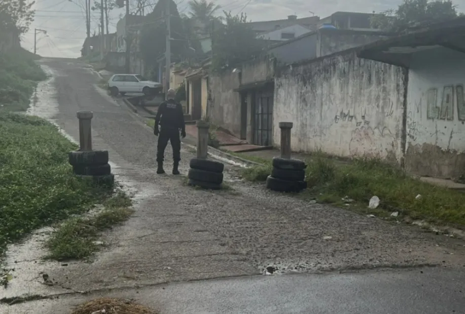 Policiais faziam operação anti-barricadas no local
