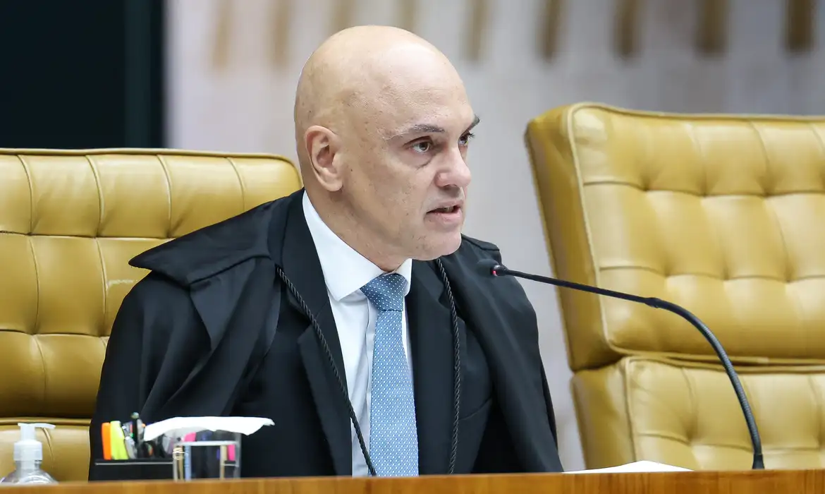 Moraes afirma que é necessário esclarecer se Bolsonaro autorizou a produção e a divulgação do vídeo em apoio à pré-candidatura de seu filho, o senador Flávio Bolsonaro