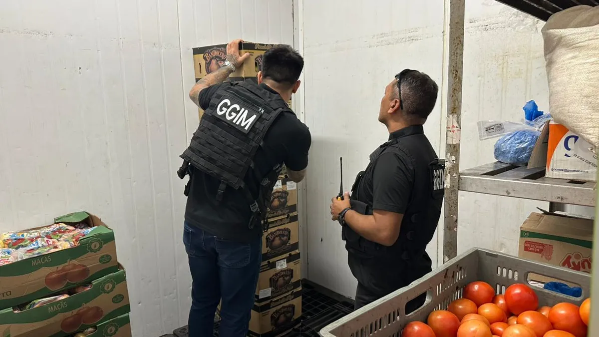 A ação resultou no descarte de alimentos impróprios para consumo e na emissão de termos de intimação para a regularização imediata do estabelecimento