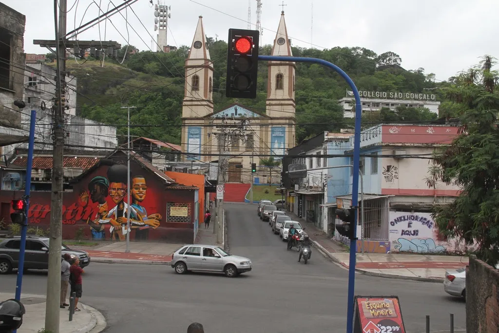 Agentes da Secretaria de Meio Ambiente e Transportes estão no local orientando os motoristas