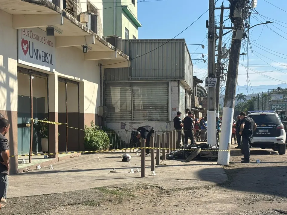 O protesto aconteceu após Marcelo da Cruz Silva, de 41 anos, e Edivan Felipe de Assis, de 46, serem mortos a tiros enquanto saíam para trabalhar