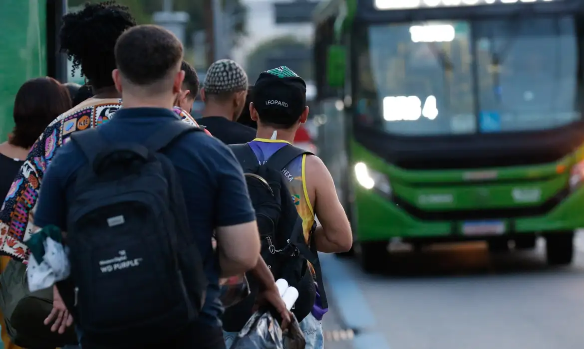 O fim do pagamento em dinheiro ocorreria neste sábado (30)