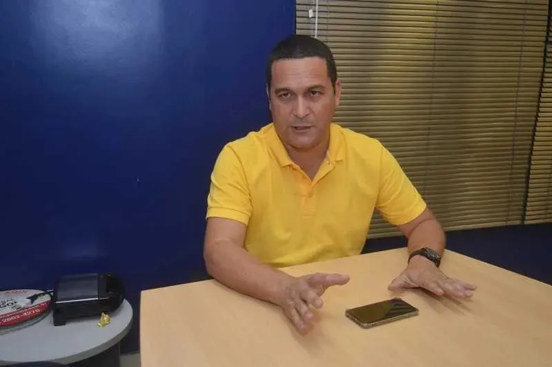 Sandro Almeida, ex-vereador de São Gonçalo cassado por compra de votos em 2018, envolvido em denúncias de nepotismo e nomeações de familiares em cargos públicos