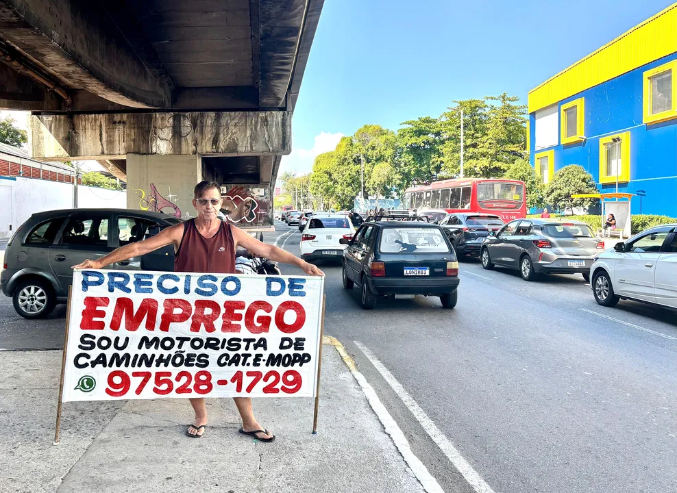 Há 3 anos, Maxwell Germini busca uma chance segurando apenas uma faixa pelas ruas