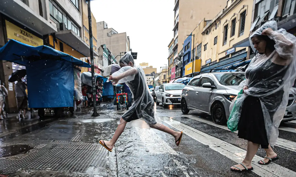 Na Região Sudeste, todas as capitais devem registrar muitas nuvens com possibilidade de chuva isolada