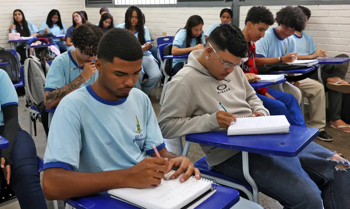 Beneficiários do programa também terão depositada hoje a parcela pela aprovação de ciclos de formação
