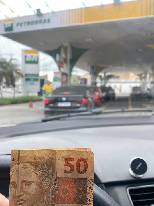 Um deles contou que passou por mais de cinco postos e não conseguiu abastecer