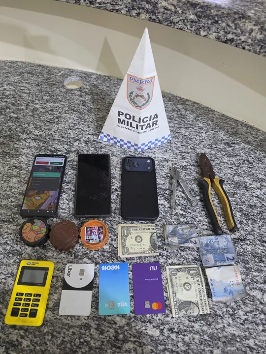 Material apreendido no veículo dos suspeitos