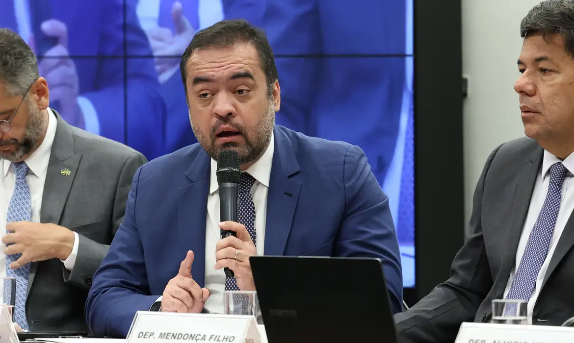O MPE afirmou que Castro obteve vantagem eleitoral na contratação de servidores temporários, sem amparo legal
