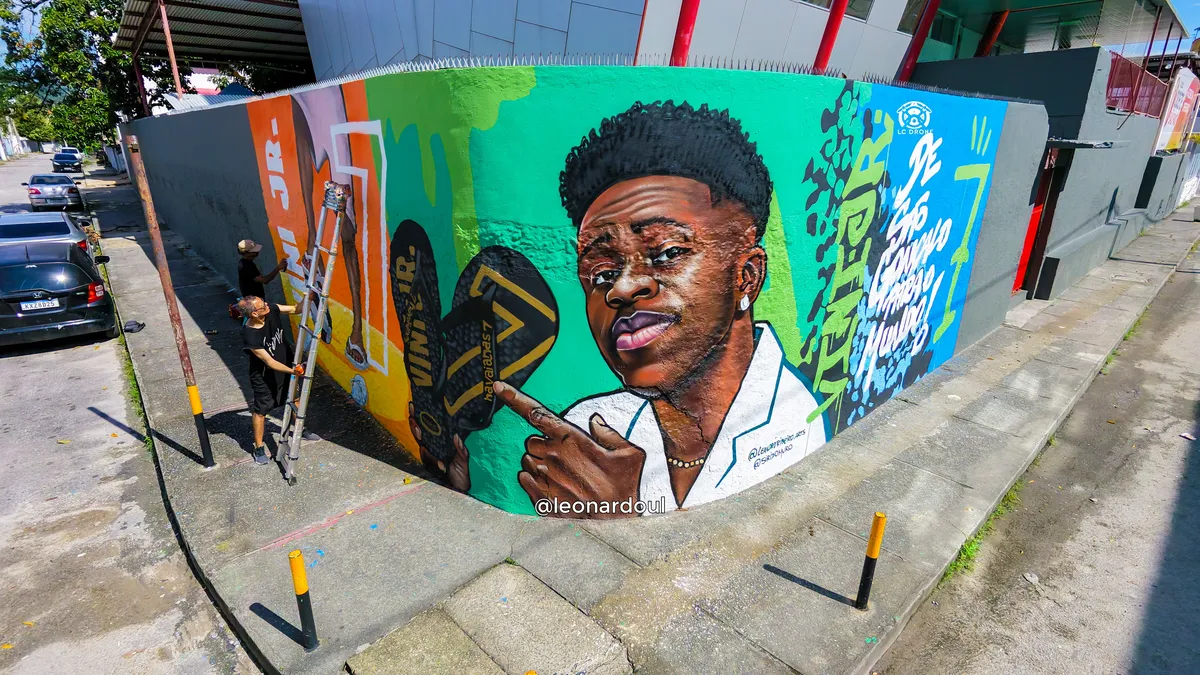 O lançamento aconteceu na cidade onde o atleta cresceu, incluindo um evento no colégio onde estudou, reunindo convidados, artistas e moradores