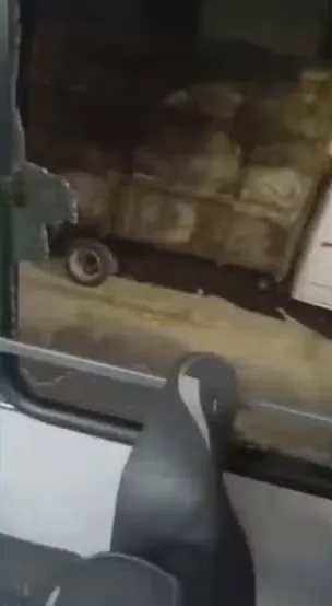 A janela de um ônibus chegou a ser atingido durante a troca de tiros