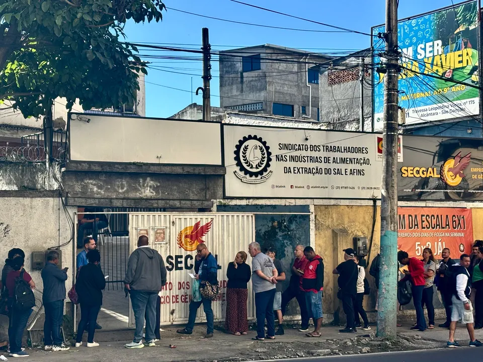 Alguns funcionários relataram ter chegado ainda na noite de terça-feira (14) para garantir atendimento nesta quarta-feira (15)