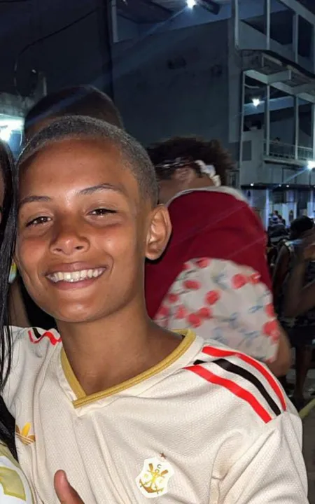 O jovem estava no coletivo indo para uma partida de futebol