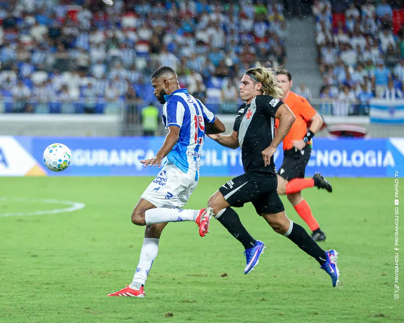 Spinelli marcou os dois gols do Vasco na partida