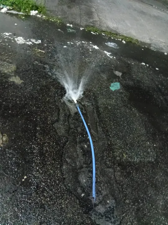Além do desperdício, ela relata que o acúmulo de água tem gerado lama na via