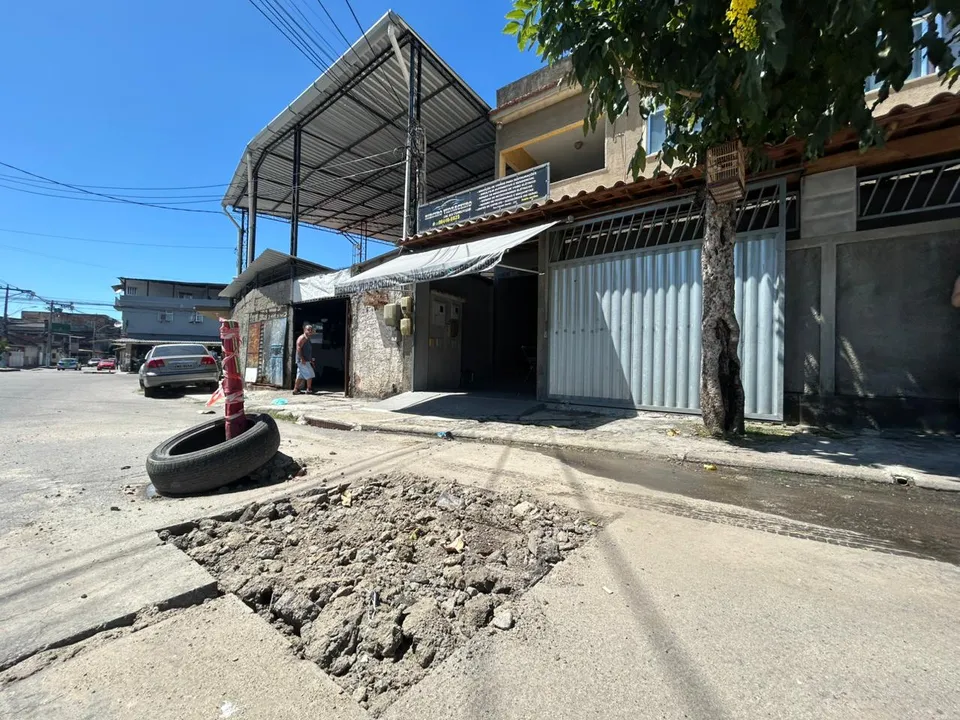 Buracos com aproximadamente um palmo de distância atrapalha o trafego de veículos e pedestres