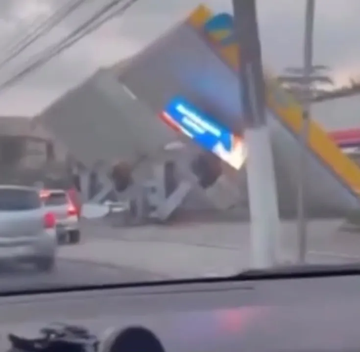 Ventania derrubou cobertura de posto de gasolina em Itaipu, na Região Oceânica de Niterói