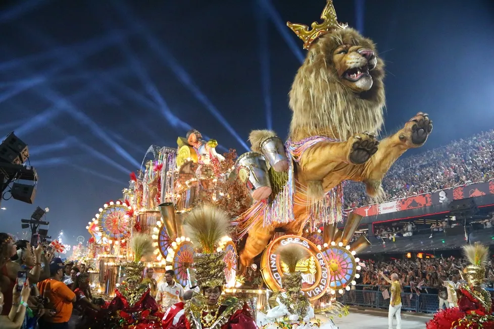 A Viradouro 'carimbou' o passaporte para o Desfile das Campeãs e pode ganhar mais uma taça
