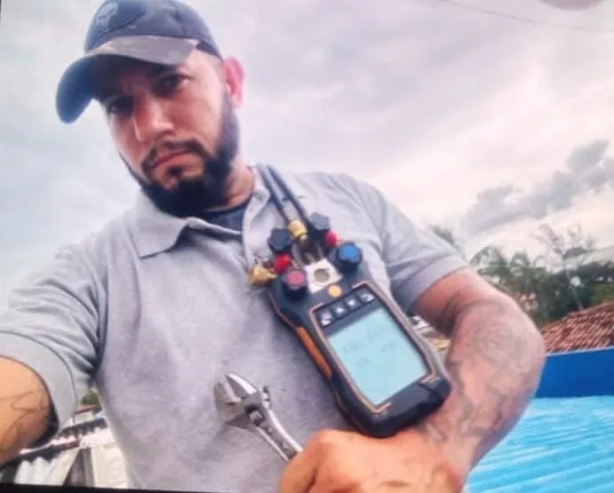 O homem foi morto a tiros no bairro Engenho Pequeno, na madrugada desta terça-feira (27).