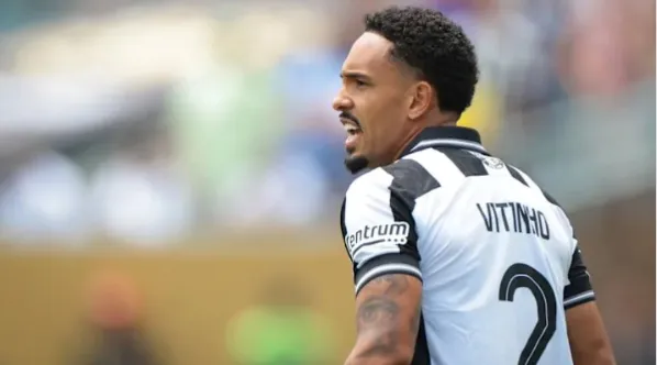 O lateral faz uma relação entre a atual comissão técnica e a que esteve no comando em 2024