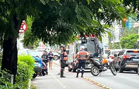 Acidente com carro e bicicleta elétrica dificulta trânsito em Icaraí