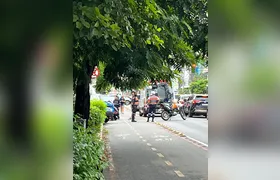 Acidente com carro e bicicleta elétrica dificulta trânsito em Icaraí