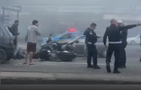 Acidente entre carro e moto provoca lentidão no trânsito na RJ-106 na manhã desta sexta-feira (12)