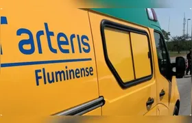 Acidente entre motocicleta e carro causa congestionamento na BR-101