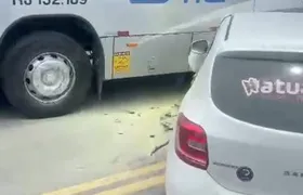 Acidente entre ônibus e carro de passeio deixa quatro feridos no Barro Vermelho