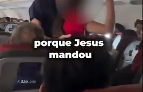 Pastora mirim, de apenas 10 anos, faz pregação em voo e é contida por comissários; Vídeo