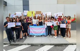 Benny Briolly leva caravana “Libera Meu Xixi” ao Barra Shopping em protesto contra caso de transfobia com atriz Cássia Kiss