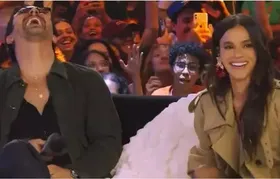 Bruna Marquezine pede que Rômulo Estrela tire a camisa em evento da CCPX