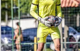 Bruninho Samudio curte praia no Rio