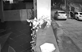 Câmeras flagram furto de carro em São Gonçalo; criminosos usam veículo idêntico na ação