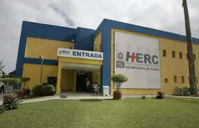 Caminhão-cegonha tomba na ViaLagos e deixa quatro feridos, entre eles uma gestante