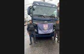 Caminhoneiro é resgatado após sequestro na Avenida Brasil