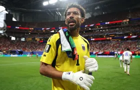 Camisa usada por Vozinha na Copa bate recorde em leilão