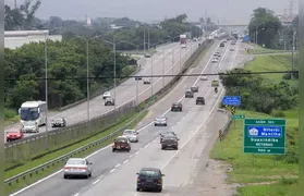 Carreta atropela pessoas em ponto de ônibus na BR-101, em São Gonçalo