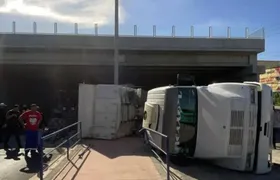 Carreta que transportava pedras tomba em Itaboraí nesta terça (14)