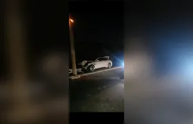 Carro bate em poste e deixa três feridos em São Gonçalo