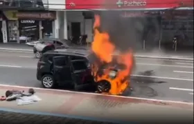 Carro pega fogo em frente à Prefeitura de São Gonçalo