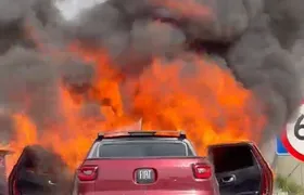 Carro pega fogo na BR-101 em Itaboraí e causa interdição parcial da via