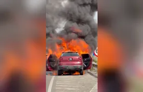Carro pega fogo na BR-101 em Itaboraí e causa interdição parcial da via