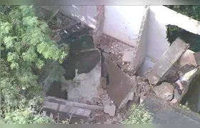Casa desaba em São Gonçalo e mulher fica soterrada