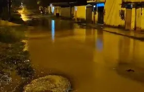 Chuva transforma rua de Itaboraí em risco para moradores