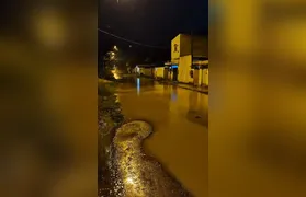 Chuva transforma rua de Itaboraí em risco para moradores