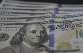 Dólar cai para R$ 4,95 e fecha no menor valor em dois anos