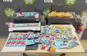 Duas mulheres são presas por vender figurinhas falsificadas da Copa