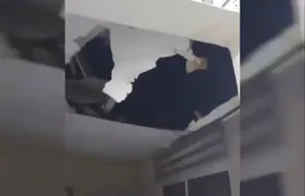 Durante confronto no Rio de Janeiro, drone de criminosos lança granada e destrói teto de uma casa